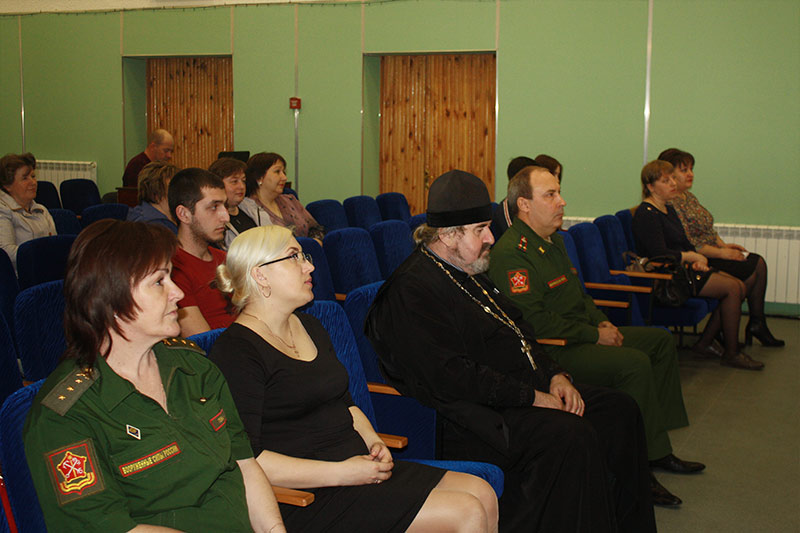 На воинскую службу ребят напутствовал Благочинный храмов Знаменско-Хотынецкого округа протоиерей Василий Стойка