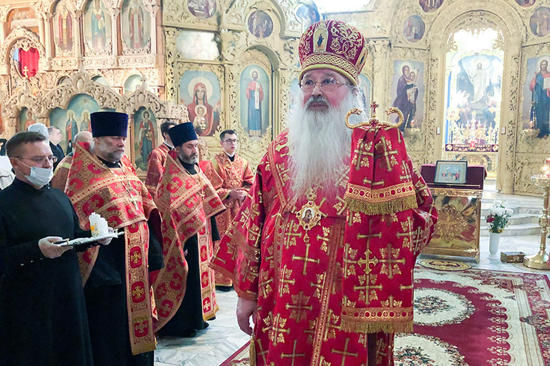 В канун Недели Антипасхи Владыка Тихон совершил богослужение в Михаило-Архангельском соборе