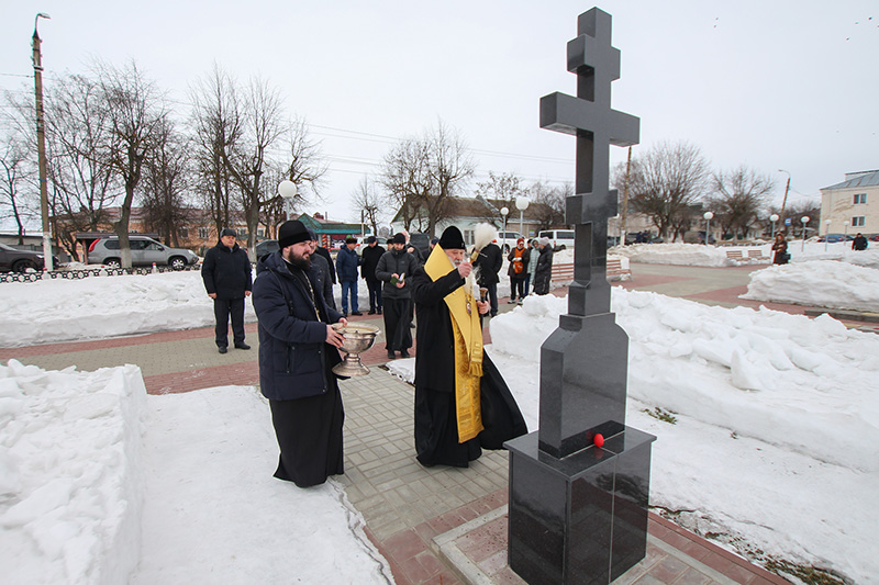 Сломался крест на кладбище
